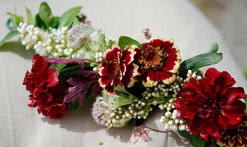 Halvfärdig krans med zinnia och tagetes.