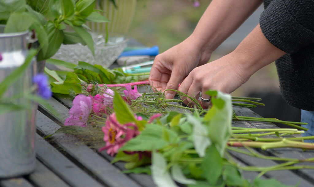 Nelson_Garden_Tying a spiral bouquet_image_6.jpg