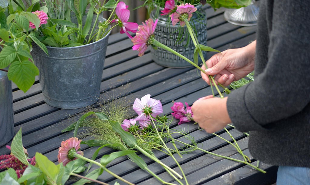 Nelson_Garden_Tying a spiral bouquet_image_7.jpg