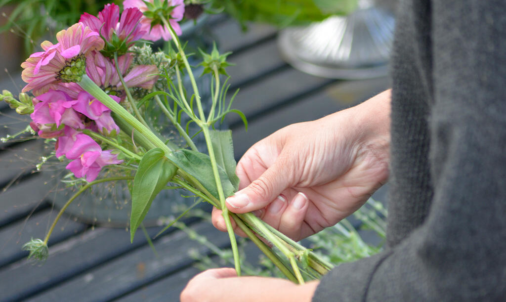 Nelson_Garden_Tying a spiral bouquet_image_8.jpg